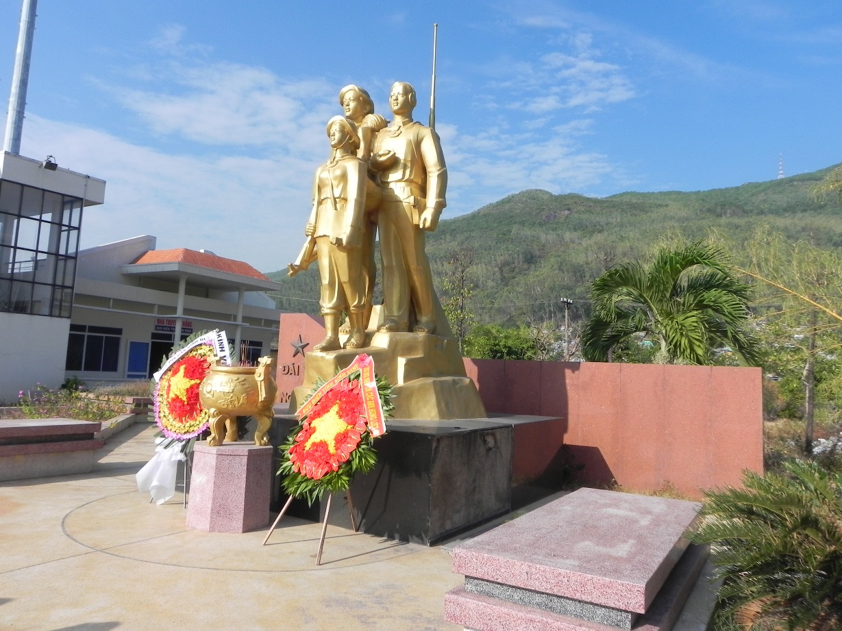 Viếng đài tưởng niệm Ngành Bưu Điện nhân ngày thương binh Liệt sĩ 27/7 Viếng đài tưởng niệm Ngành Bưu Điện nhân ngày thương binh Liệt sĩ 27/7